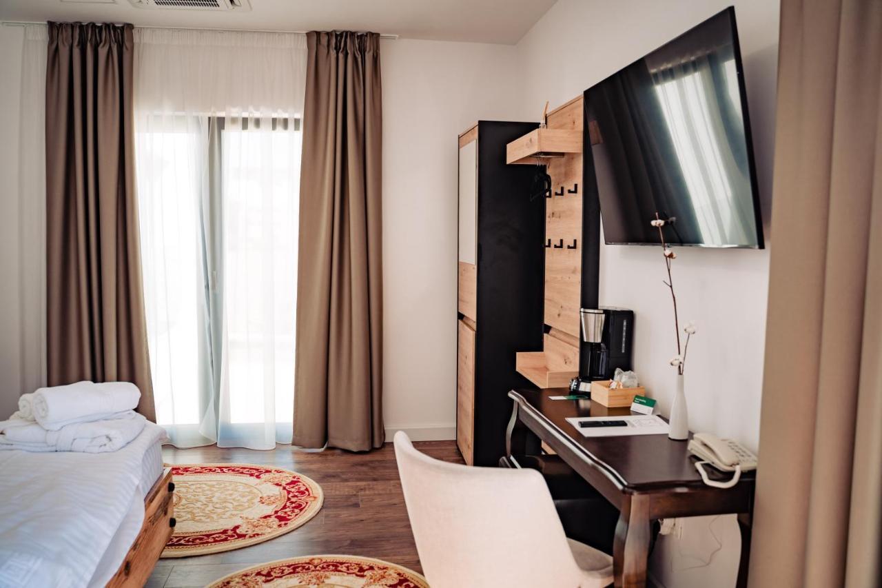 Hotel B4 ออราแด ภายนอก รูปภาพ